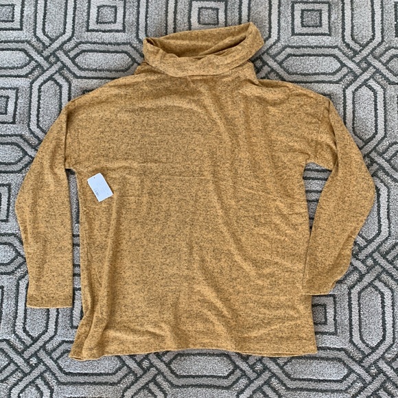 Retrology NWT cowl neck with buttons - Picture 3 of 6